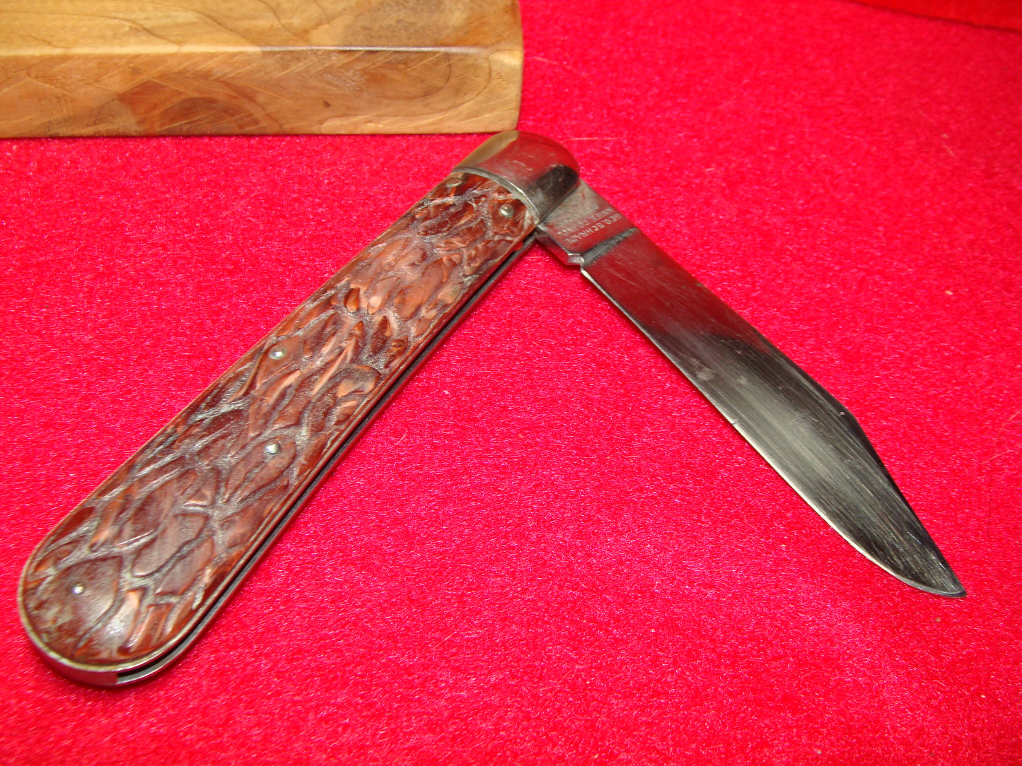 PRESTO GEO. SCHRADE CUT. BRIDGEPORT CONN. 1929-56 VINTAGE AMERICAN AUTOMATIC KNIFE 5" RED WORMED GROOVED COMPOSITION HANDLES