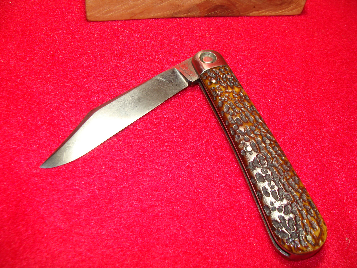 PRESS BUTTON KNIFE CO. WALDEN NY. 1892-1923 INVINCIBLE 4 7/8" VINTAGE AMERICAN AUTOMATIC KNIFE HUNTER BROWN JIGGED BONE HANDLES