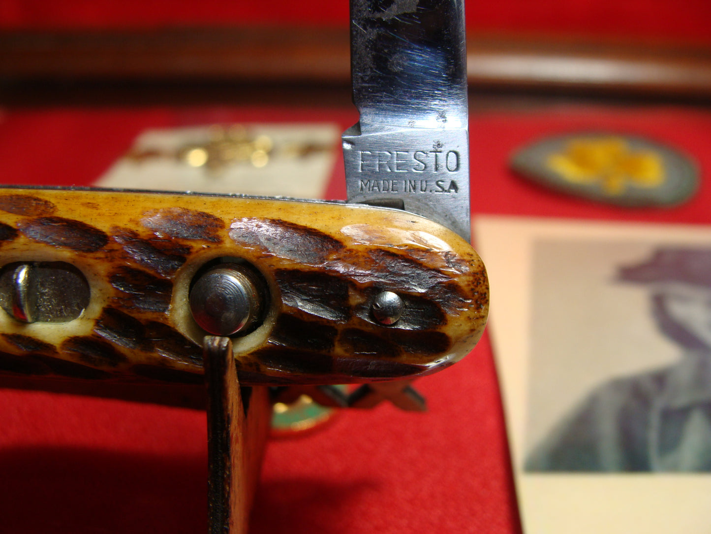 PRESTO GEO. SCHRADE CUT. BRIDGEPORT CONN. 1929-56 DOUBLE BLADE GIRL SCOUT WITH BAIL SET ETCHED VINTAGE AMERICAN AUTOMATIC KNIFE BROWN BONE HANDLES