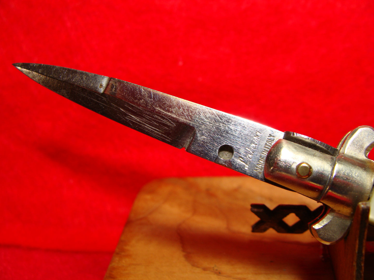 LATAMA MADE IN ITALY 1948-49 PICK LOCK FLAT GUARD WASP BODY STILETTO 12 CM ITALIAN AUTOMATIC KNIFE CRACKED ICE CELLULOID HANDLES