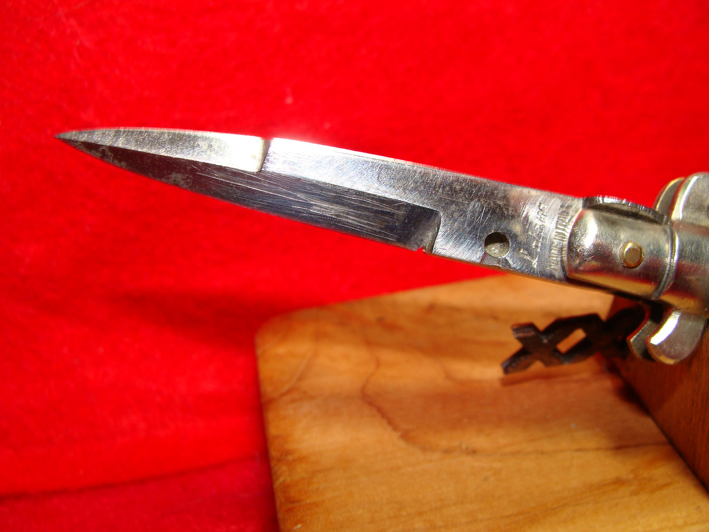 LATAMA MADE IN ITALY 1948-49 PICK LOCK FLAT GUARD WASP BODY STILETTO 12 CM ITALIAN AUTOMATIC KNIFE CRACKED ICE CELLULOID HANDLES