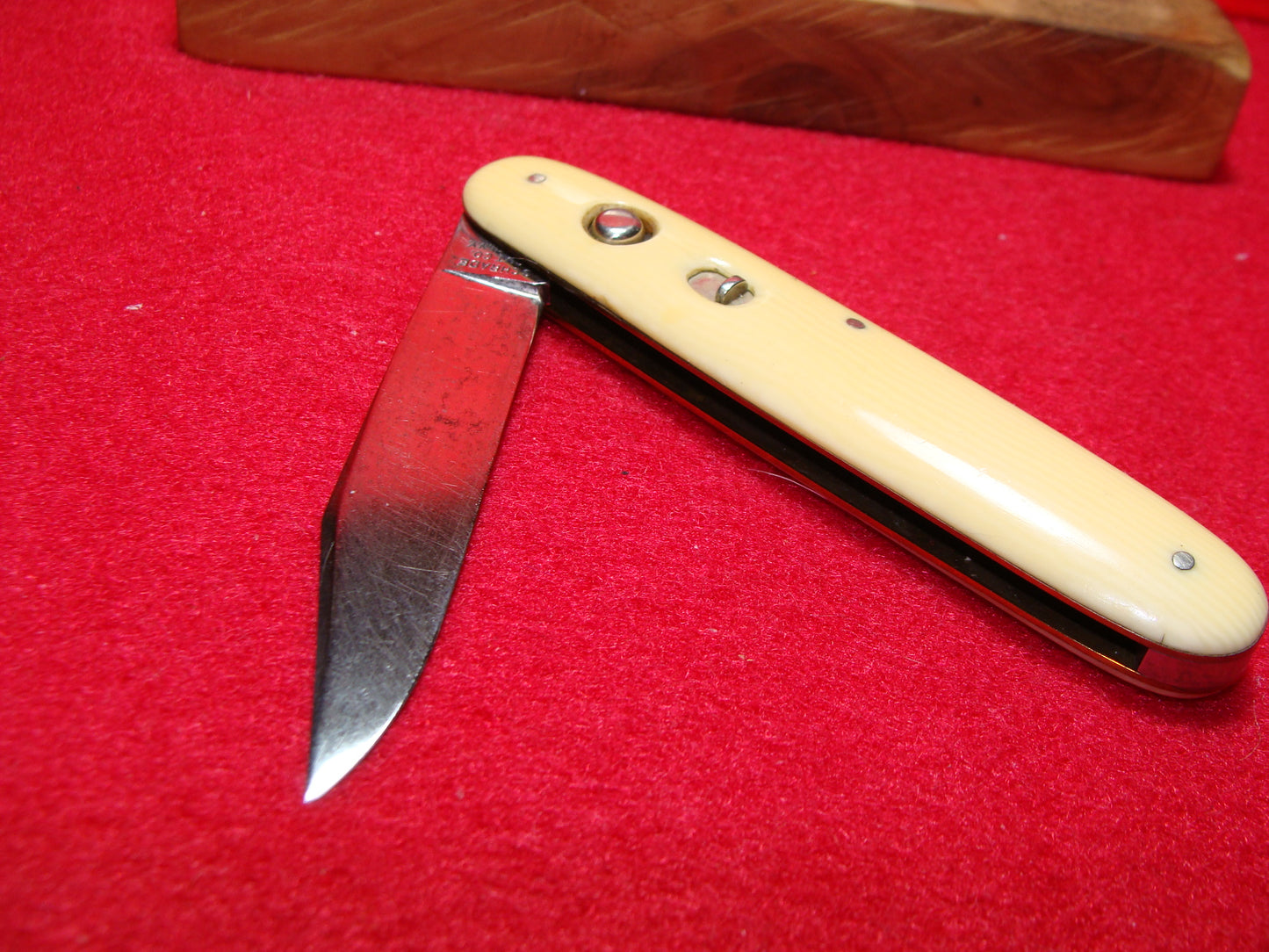 SCHRADE CUT CO. WALDEN NY. 1916-46 SINGLE BLADE 3 3/4" VINTAGE AMERICAN AUTOMATIC KNIFE IMITATION IVORY COMPOSITION HANDLES