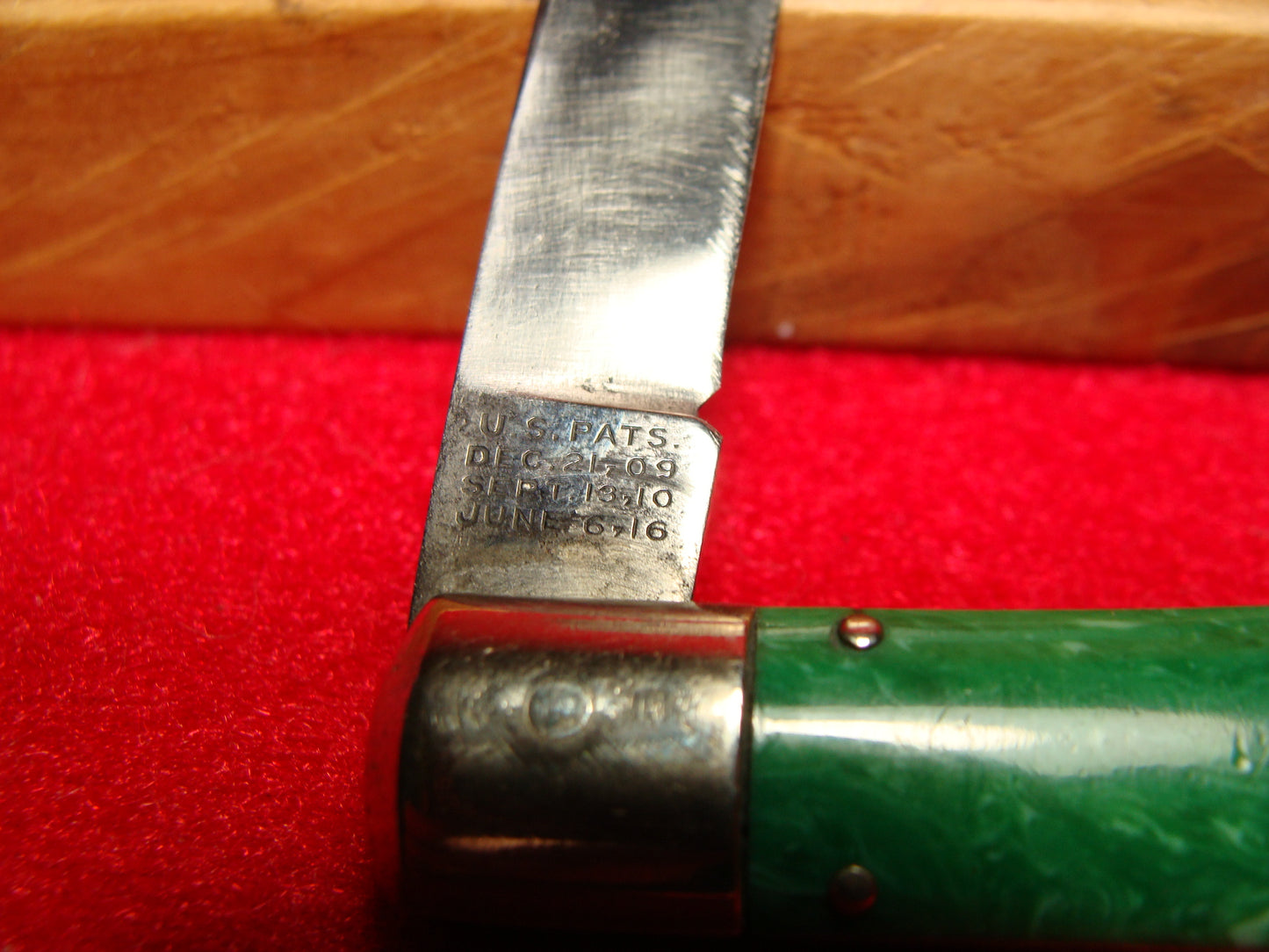 SCHRADE CUT CO. WALDEN NY 1916-46 FISH TAIL VINTAGE AMERICAN AUTOMATIC KNIFE 4" GREEN SWIRL COMPOSITION HANDLES