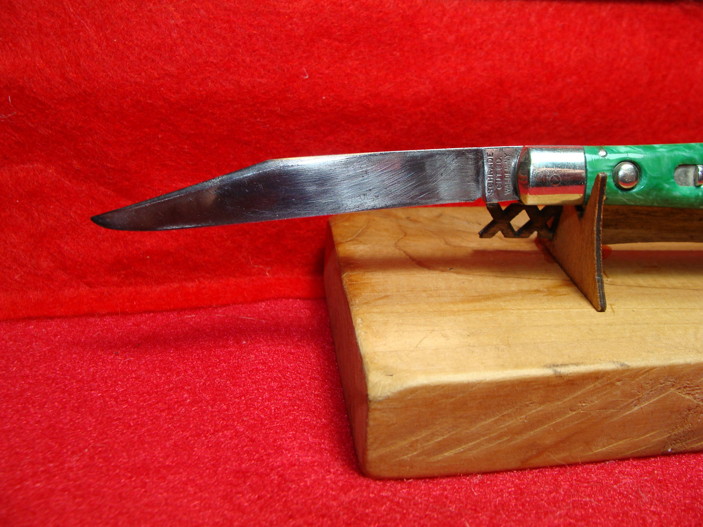 SCHRADE CUT CO. WALDEN NY 1916-46 FISH TAIL VINTAGE AMERICAN AUTOMATIC KNIFE 4" GREEN SWIRL COMPOSITION HANDLES