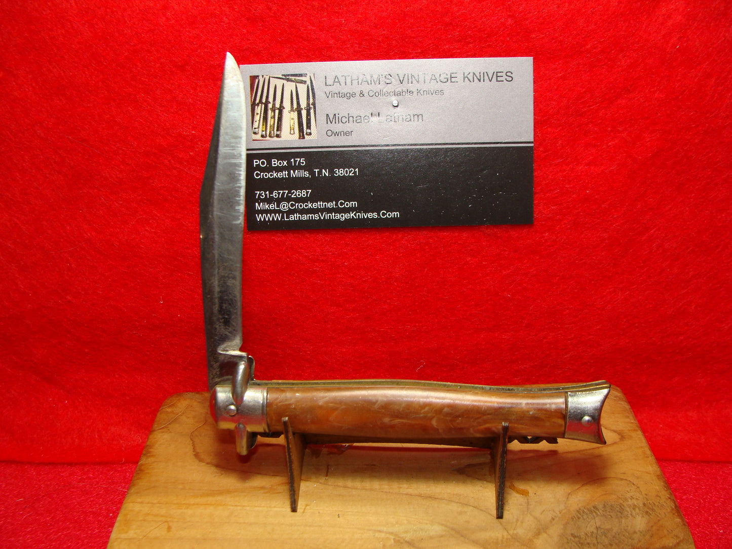 SHUR SNAP COLONIAL KNIFE CO. 1926-56 FISH TAIL FIXED GUARDS 4" VINTAGE AMERICAN AUTOMATIC KNIFE BROWN COMPOSITION HANDLES